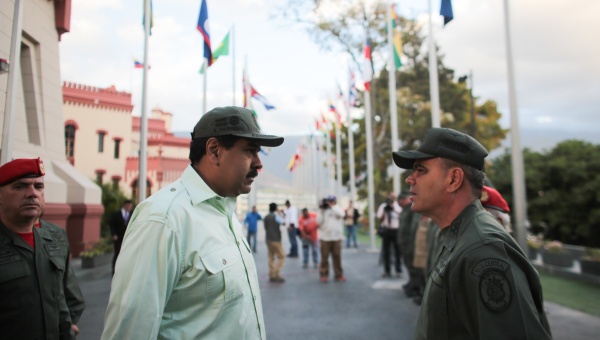 El ministro de Defensa, Vladimir Padrino López, manifestó su apoyo irrestricto al presidente Nicolás Maduro. | Foto: AVN 